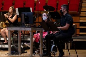 Datorită tehnologiei, o tânără cu dizabilităţi poate să cânte la harpă cu ochii